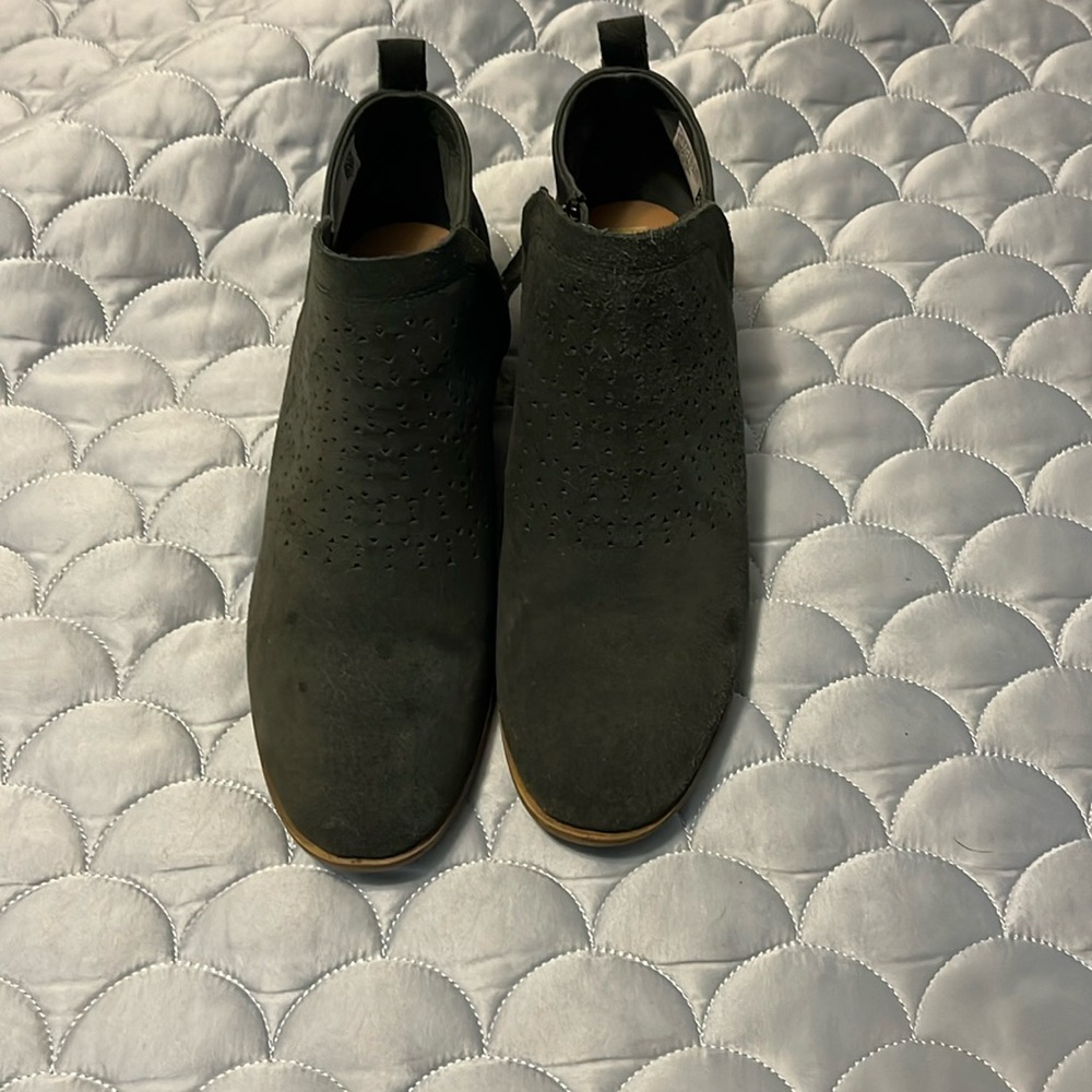 Green size 8.5 Tom’s Chelsea boots